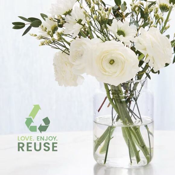 NEW YANKEE CANDLE Large Clear Glass Jar Lid Vessel Vanilla Cupcake White Wax - Picture 8 of 11